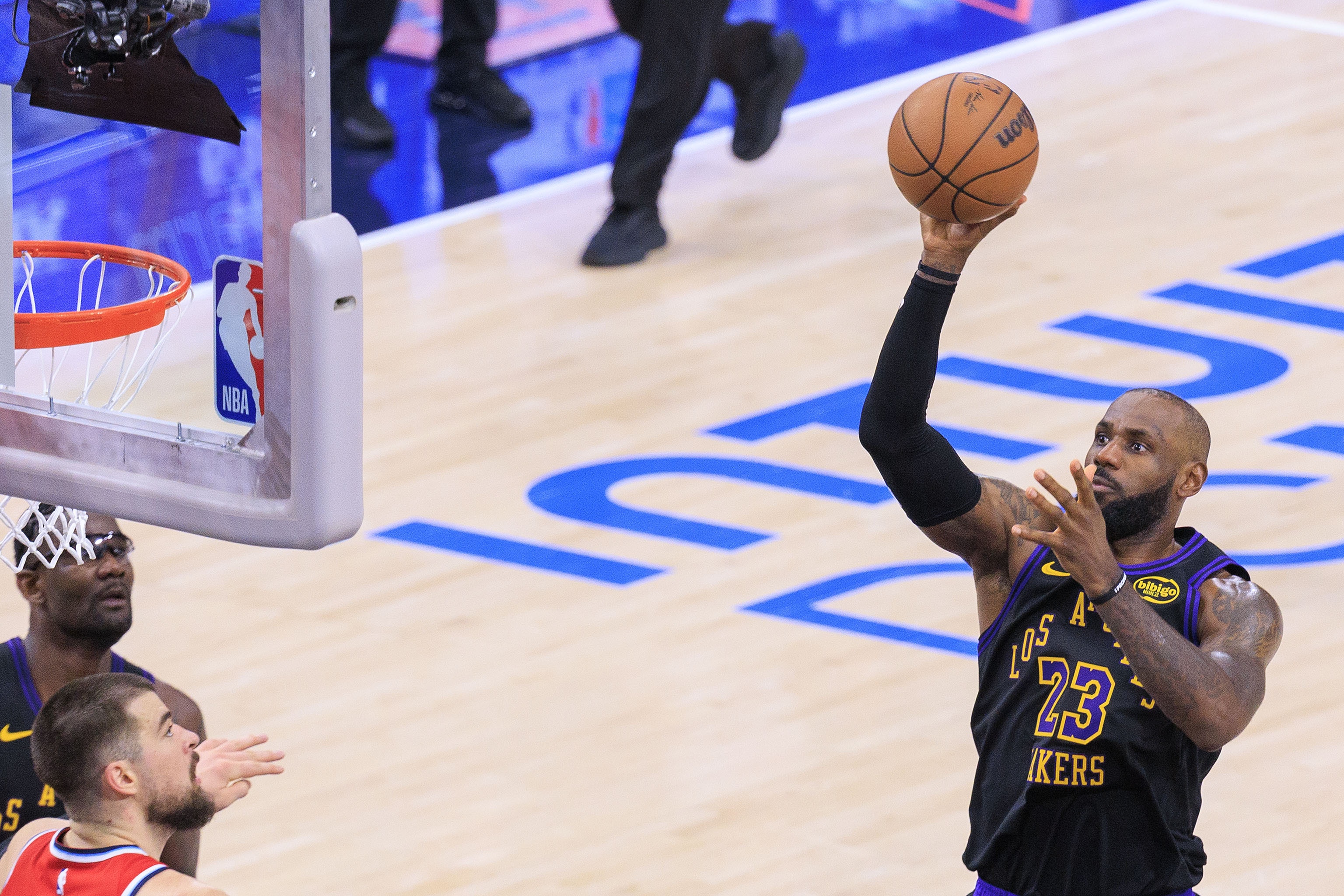 球速中国官网-湖人VS快船裁判报告：祖巴茨“High five”詹姆斯 不应被吹犯规